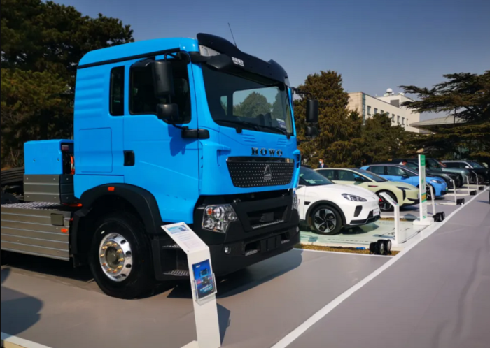 重汽HOWO423kWh充電牽引車.png