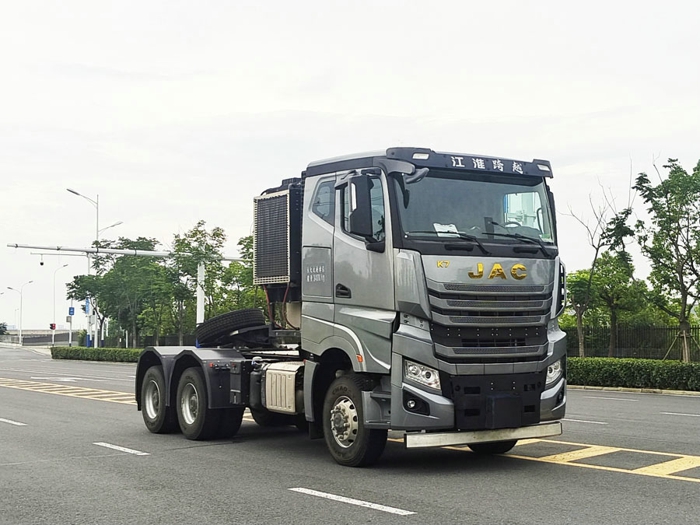 江淮柴油牽引車，配奔馳發(fā)動(dòng)機(jī).jpg