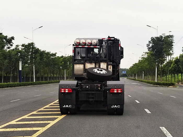 江淮柴油牽引車，配奔馳發(fā)動(dòng)機(jī)2.jpg