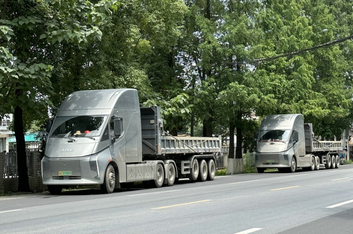 deepway純電動(dòng)牽引車成都2.jpg