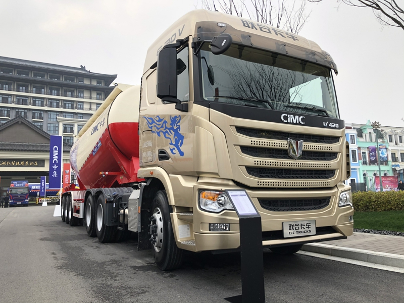 聯(lián)合卡車U+新款駕駛室6×4 420馬力普貨運輸牽引車