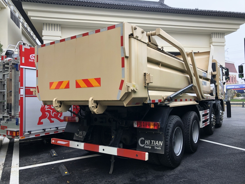 聯(lián)合卡車8×4 LNG國六城建渣土車