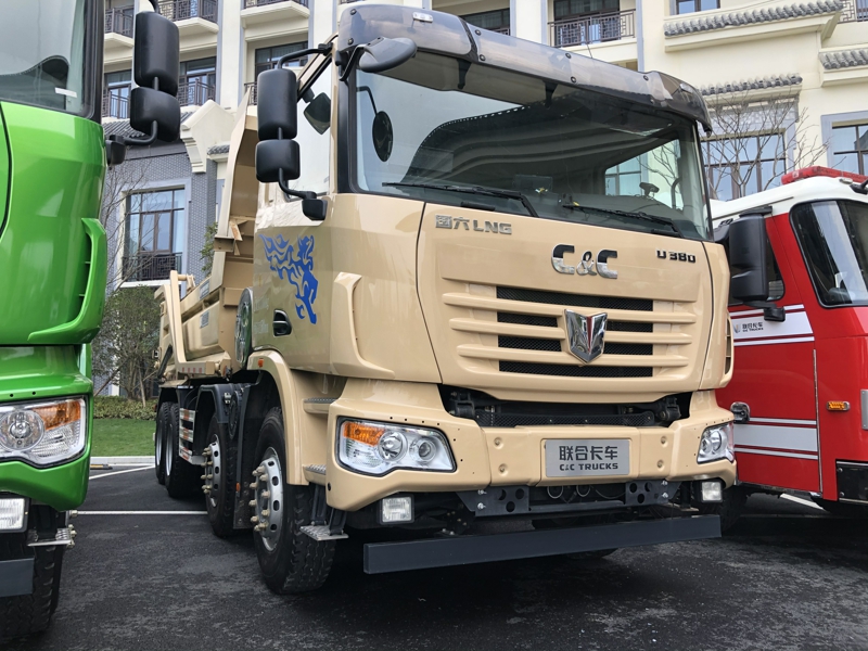 聯(lián)合卡車8×4 LNG國六城建渣土車