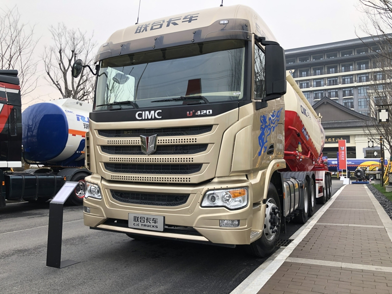 聯(lián)合卡車U+新款駕駛室6×4 420馬力普貨運輸牽引車