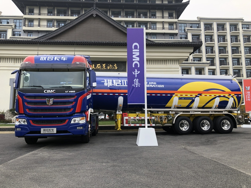 聯(lián)合卡車U+新款駕駛室6×4 480馬力柴油牽引車 (