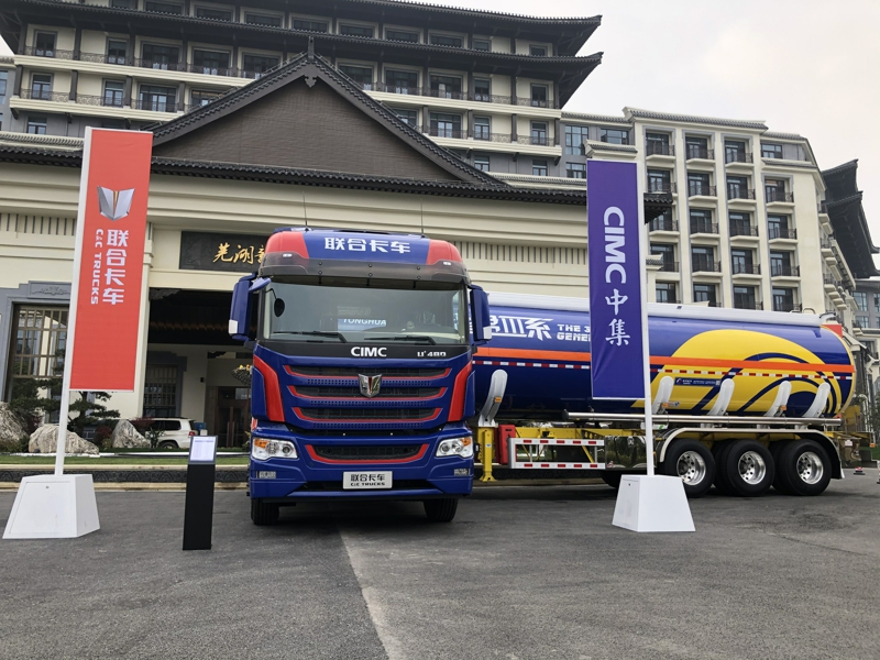 聯(lián)合卡車U+新款駕駛室6×4 480馬力柴油牽引車 (