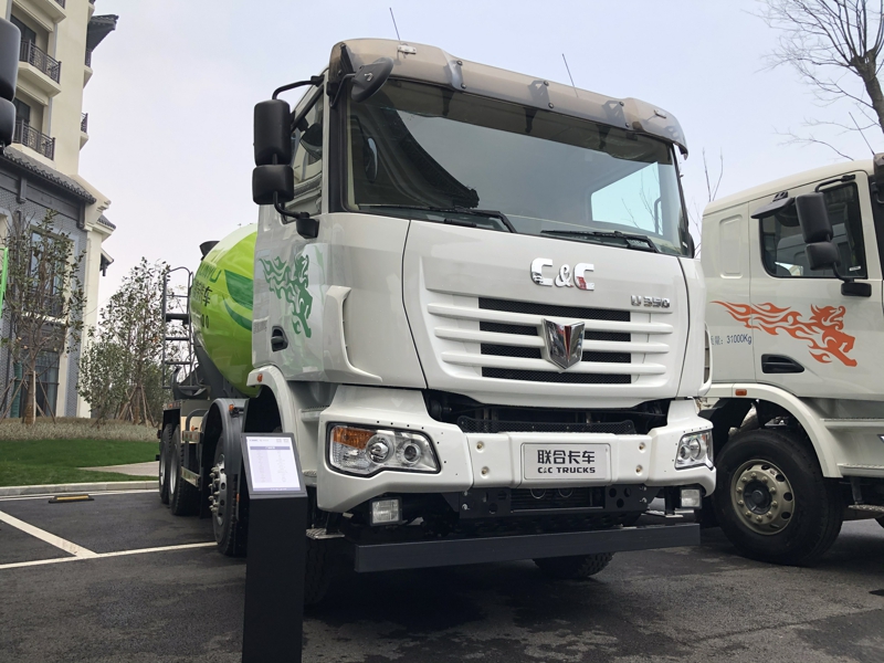 聯(lián)合卡車U+ 8×4 350馬力柴油混凝土攪拌車，8方或10方