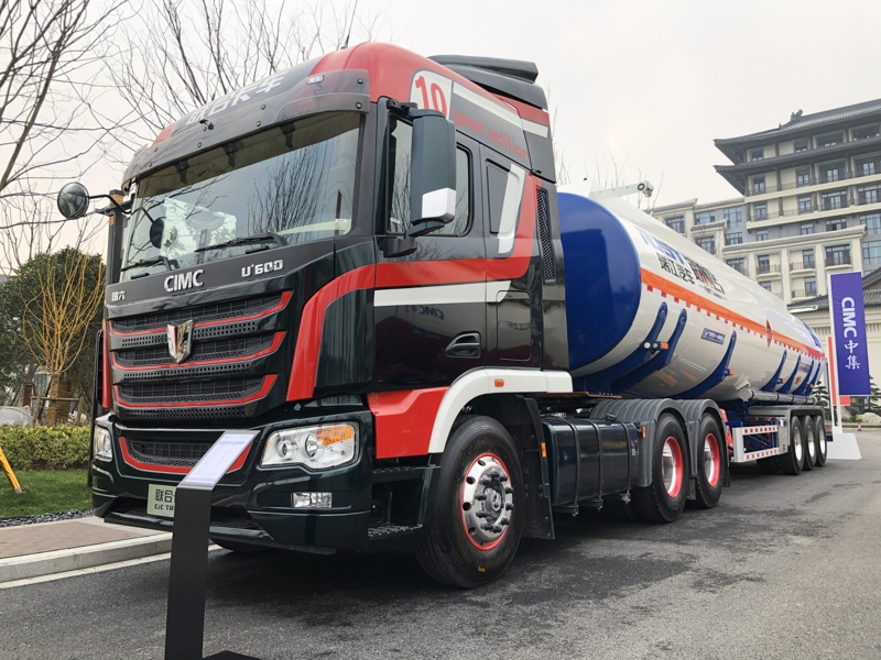 聯(lián)合卡車U+新款駕駛室6×4 600馬力國六柴油牽引車，采用采埃孚AMT變速箱