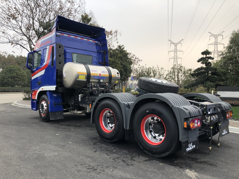 聯(lián)合卡車U+ 6×4 460馬力國六LNG?；愤\輸牽引車