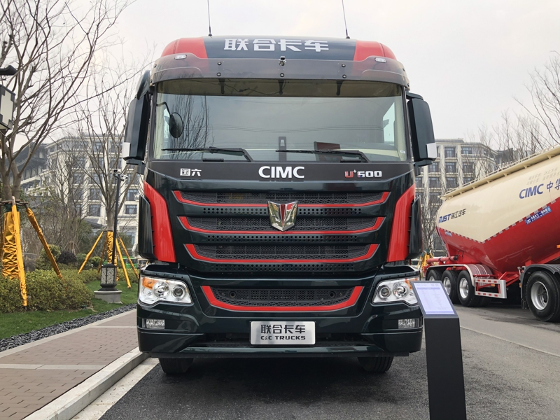 聯(lián)合卡車U+新款駕駛室6×4 600馬力國六柴油牽引車，采用采埃孚AMT變速箱