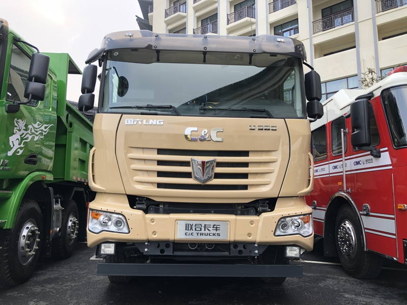 聯(lián)合卡車8×4 LNG國六城建渣土車