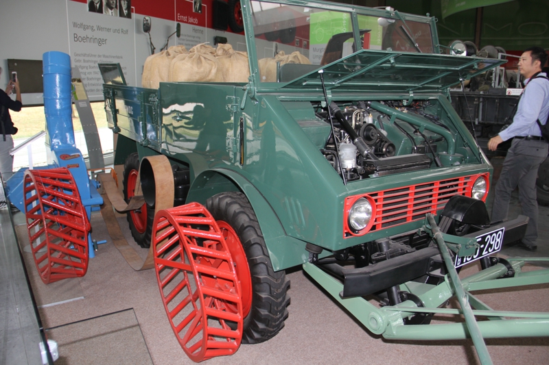 1947年Boehringer公司從Erhard & Sohne公司接手烏尼莫克Unimog，1949年，第一款Boehringer Unimog 70200車型開始交付。1950年截至1950年秋季， Boehringer工廠生產(chǎn)的Unimog達到600輛