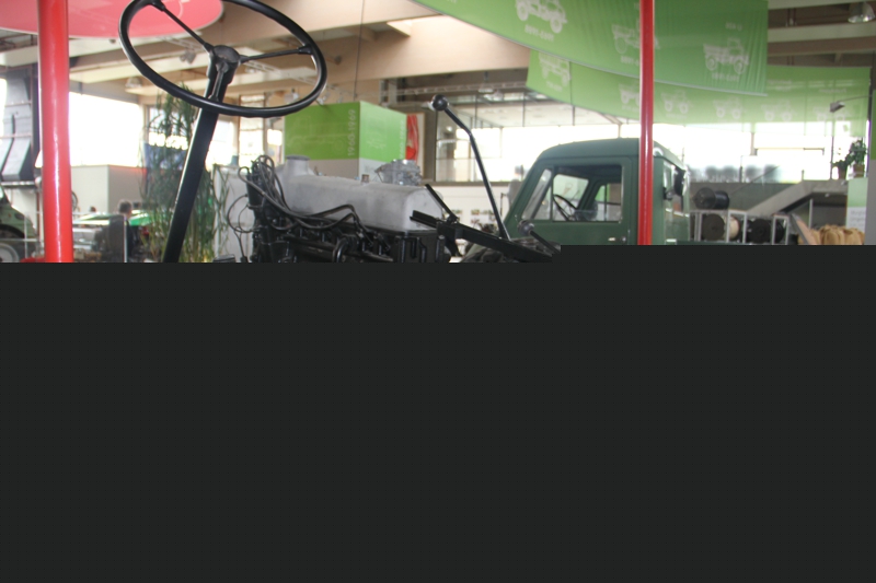 烏尼莫克U 2010車型底盤及懸掛系統(tǒng)哈戰(zhàn)士。數(shù)十年來，烏尼莫克一直以高水準的操作舒適性、標準化的集成式設備接口和驅(qū)動裝置、門式車橋、三點式懸掛以及其它大量專業(yè)化個性“傲視群雄”
