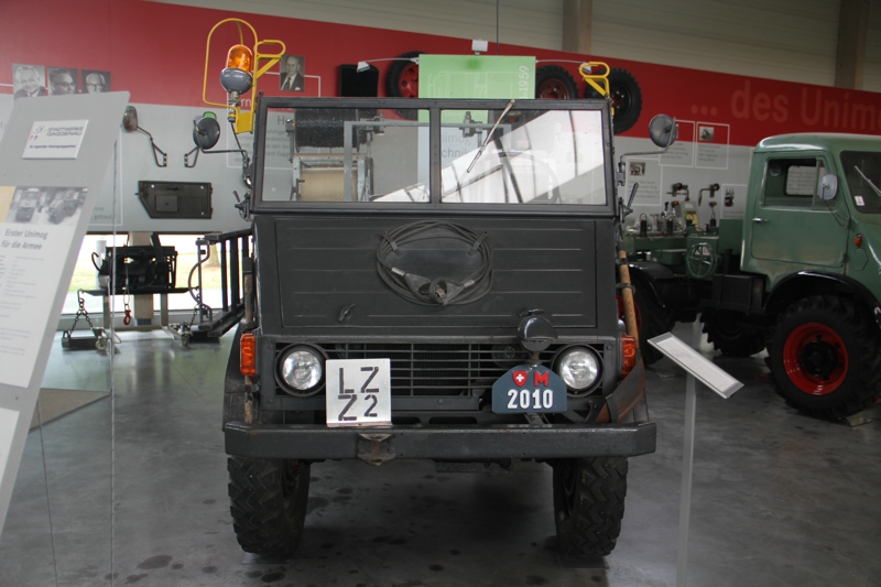 1951年在奔馳Gaggenau工廠生產(chǎn)的戴姆勒-奔馳Unimog 2010車型。 1950年，戴姆勒奔馳公司正式從1947年Boehringer公司從Erhard & Sohne公司接管烏尼莫克開發(fā)公司，在Gaggenau建立了生產(chǎn)車間，并從1951年把烏尼莫克歸入它的商用車項目。新設計的用于運輸和工作的烏尼莫克完全脫離了典型的拖拉機結(jié)構(gòu)，它如此鮮明的特色一直延續(xù)至今