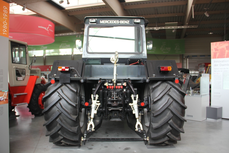 烏尼莫克MB-trac 1000拖拉機，這款農(nóng)業(yè)拖拉機身上應用了烏尼莫克的工程設計