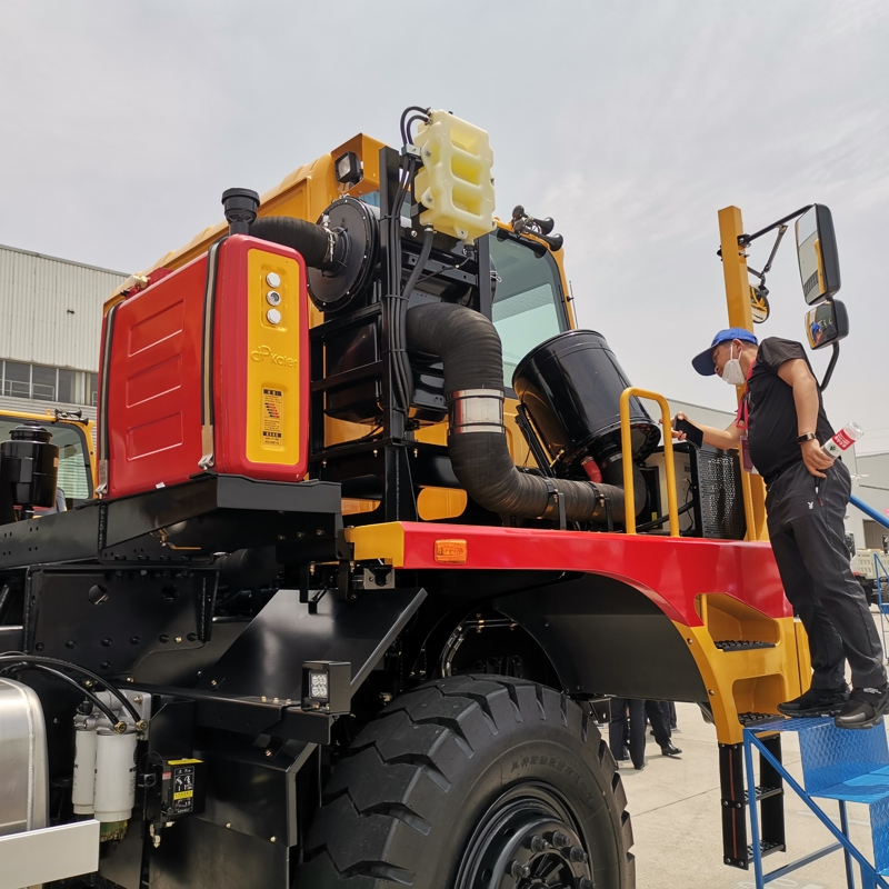 用戶(hù)參觀濰柴特車(chē)2020款礦卡新品
