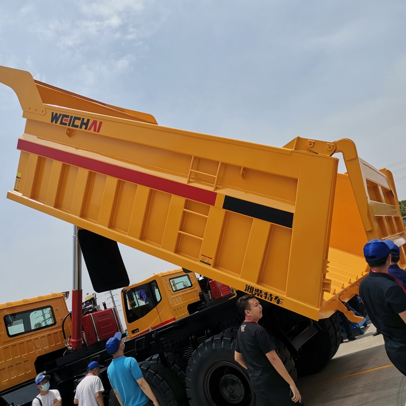 用戶(hù)參觀濰柴特車(chē)2020款礦卡新品
