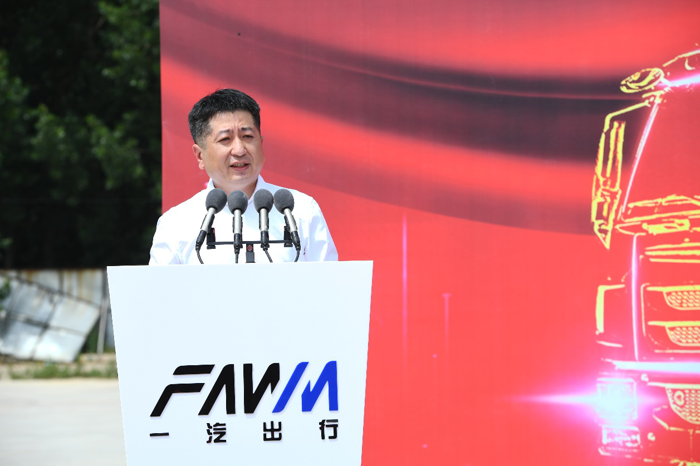 長春市新悅經(jīng)貿(mào)有限責(zé)任公司總經(jīng)理柯巖。柯巖說，與一汽服貿(mào)的合作讓新悅物流顛覆了固有的觀念，通過經(jīng)營性租賃形式使用車輛，資金占用率極低，有效減少重資產(chǎn)的運(yùn)營風(fēng)險(xiǎn)，節(jié)省大量物力、財(cái)力；同時(shí)這一次全新用車模式的探索，也為企業(yè)未來的運(yùn)營模式提供了新的可能！