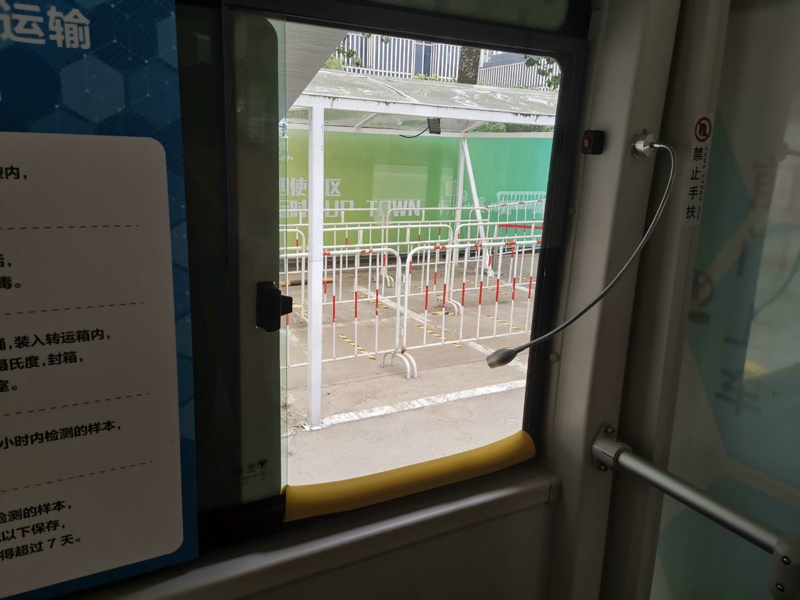 車窗，旁有小燈，底部軟化處理，上半部用玻璃封住