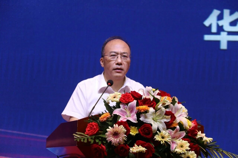 國家電投集團(tuán)資本控股有限公司黨委書記、董事長王振京致辭：我國能源結(jié)構(gòu)正加速向低碳、新能源的趨勢發(fā)展，我們聯(lián)合華菱星馬、寧德時代等行業(yè)翹楚，在城市出行、物流配送、港口運(yùn)輸?shù)阮I(lǐng)域持續(xù)探索，為新能源賦能。全球首款換電重型牽引車全方位展示了我們換電家族產(chǎn)品的競爭力，換電重卡的發(fā)展不是簡單的升級換代，更是新生態(tài)的建立，更具有遐想空間，讓我們科技+產(chǎn)業(yè)+金融的目標(biāo)更加堅定，在合作中挖掘市場、創(chuàng)造價值。