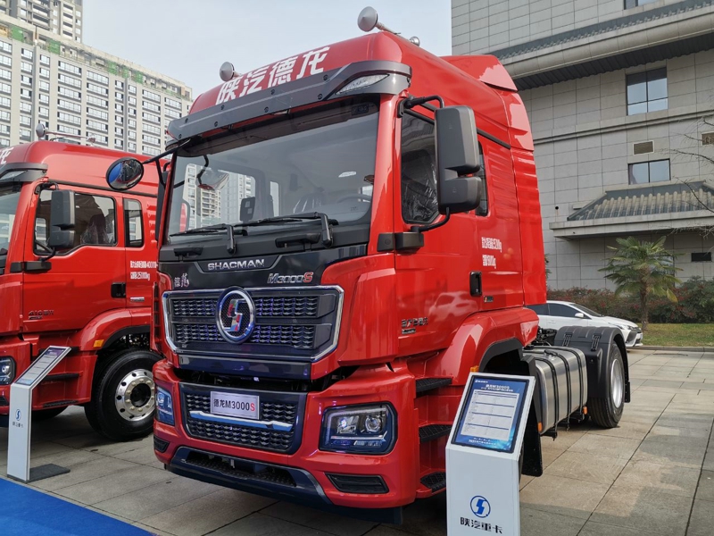 德龍M3000 S 4×2 375馬力國六港口牽引車