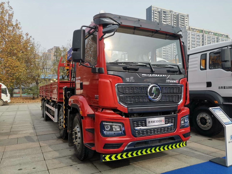 德龍M3000 S 8×4隨車起重運(yùn)輸車