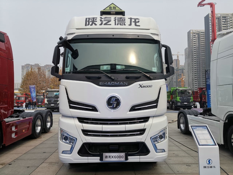 德龍X6000 6×4國六自動擋危險(xiǎn)品牽引車