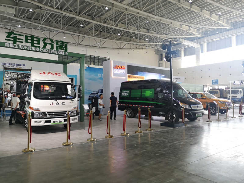 江淮汽車展出3款產品：帥鈴i5-車電分離式純電動輕卡、帥鈴i5-R350純電動輕客物流車、帥鈴i3-T330純電動皮卡。其中，帥鈴i5-車電分離式純電動輕卡很可能是本屆大會中唯一一款采用換電模式的純電動輕卡。圖為江淮汽車展出三款車型